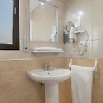 Avenida בית הארחה 3*