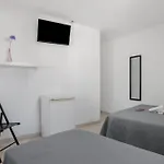 Avenida בית הארחה 3*
